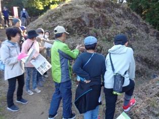 高根城を見学する参加者