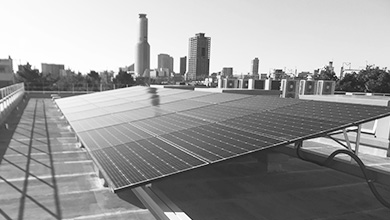 東部協働センターの屋上に設置されている太陽光パネル